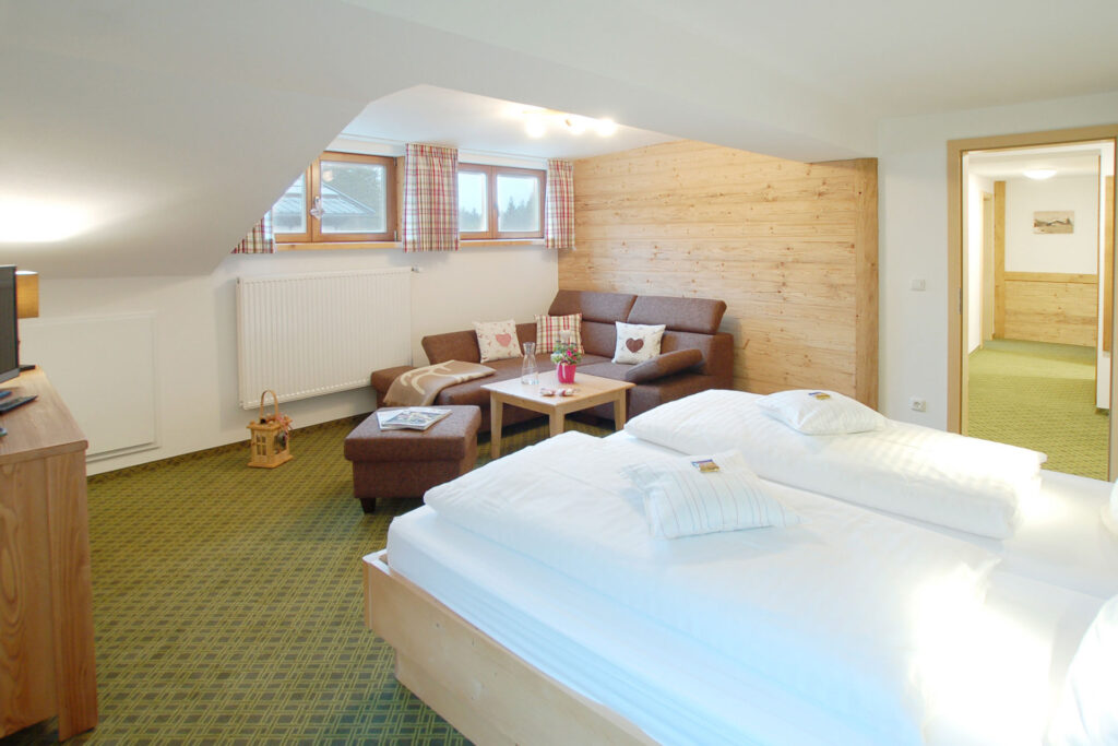 Familienzimmer mit 45 m², zwei separaten Schlafzimmern, Kuschelcouch, begehbarem Schrank und Balkon im Hotel Wörndlhof in Ramsau am Hintersee.