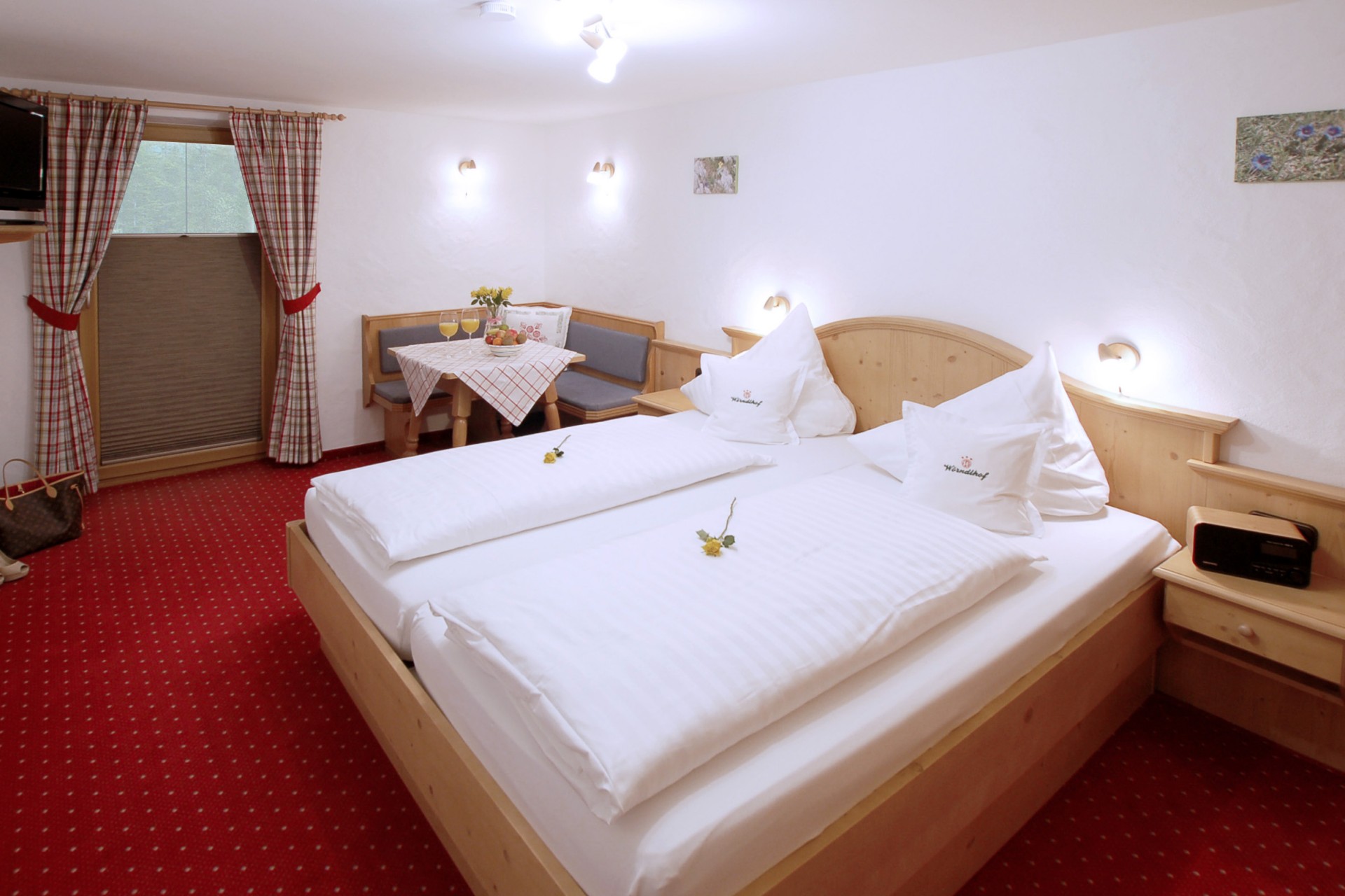 Kuschelige Comfort-Suite mit 35 m², separatem Wohn- und Schlafbereich, Holzeinrichtung, Südbalkon und Bergblick im Wörndlhof Ramsau.