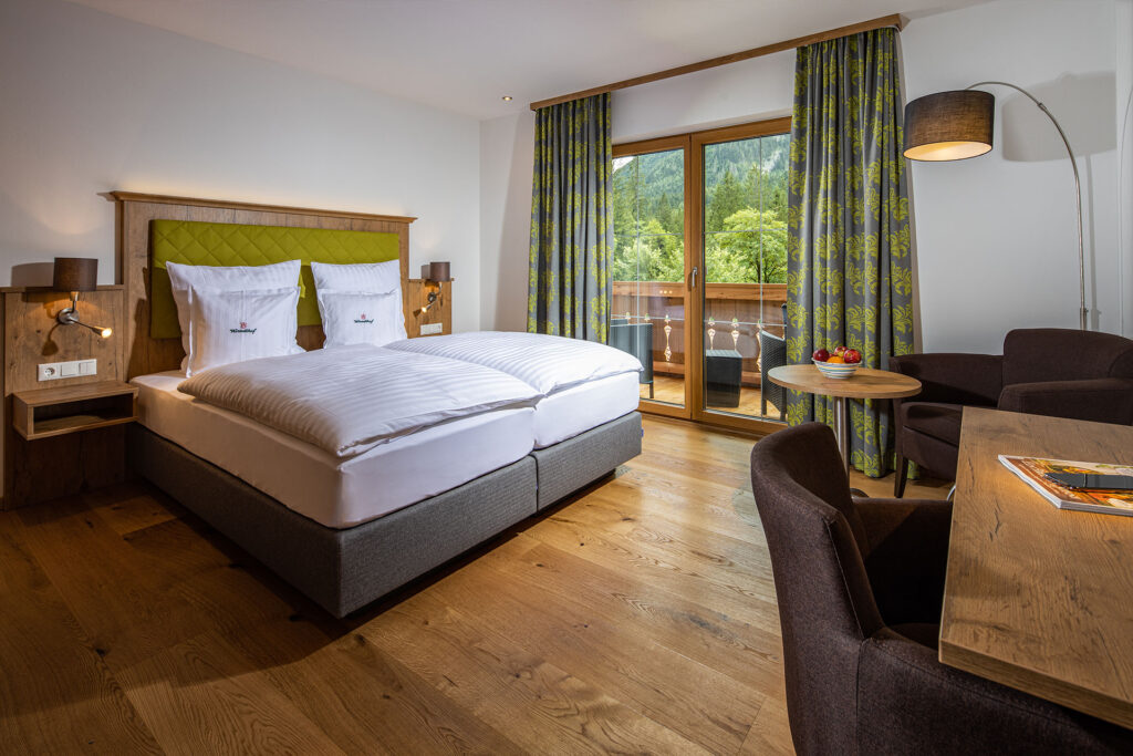 Wohlfühl-Doppelzimmer im Refugium im Bergsteigerdorf Ramsau mit 30 m² Wohnfläche, Balkon, Infrarotkabine, Regendusche und Boxspringbett im Wörndlhof.