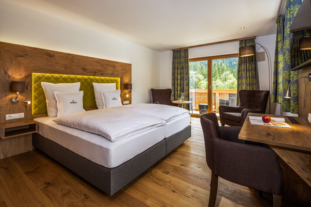 Wohlfühl-Doppelzimmer im Refugium im Bergsteigerdorf Ramsau mit 40 m² Wohnfläche, großem Balkon, Infrarotkabine, Regendusche und Boxspringbett im Wörndlhof.