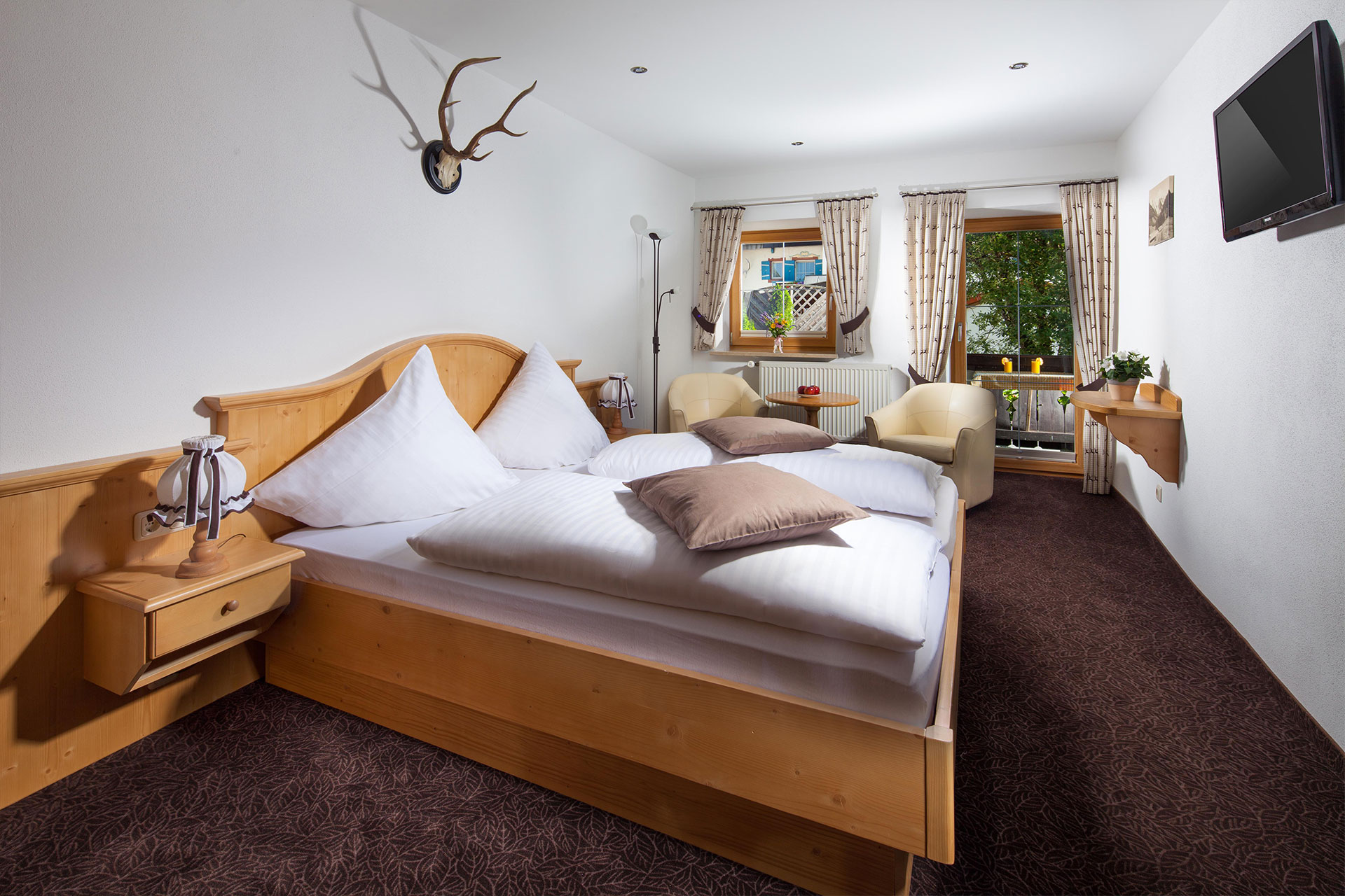 Hotel Doppelzimmer im Landhausstil mit Holzbetten, Balkon, Sitzgruppe, TV und liebevollen Details im Wörndlhof, Ramsau am Hintersee, Berchtesgadener Land.