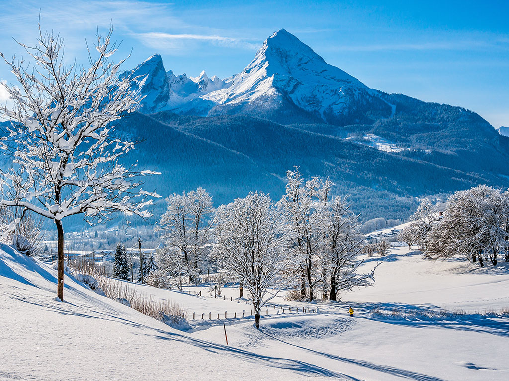 Skigeher vor verschneitem Watzmann-Massiv in den Berchtesgadener Alpen