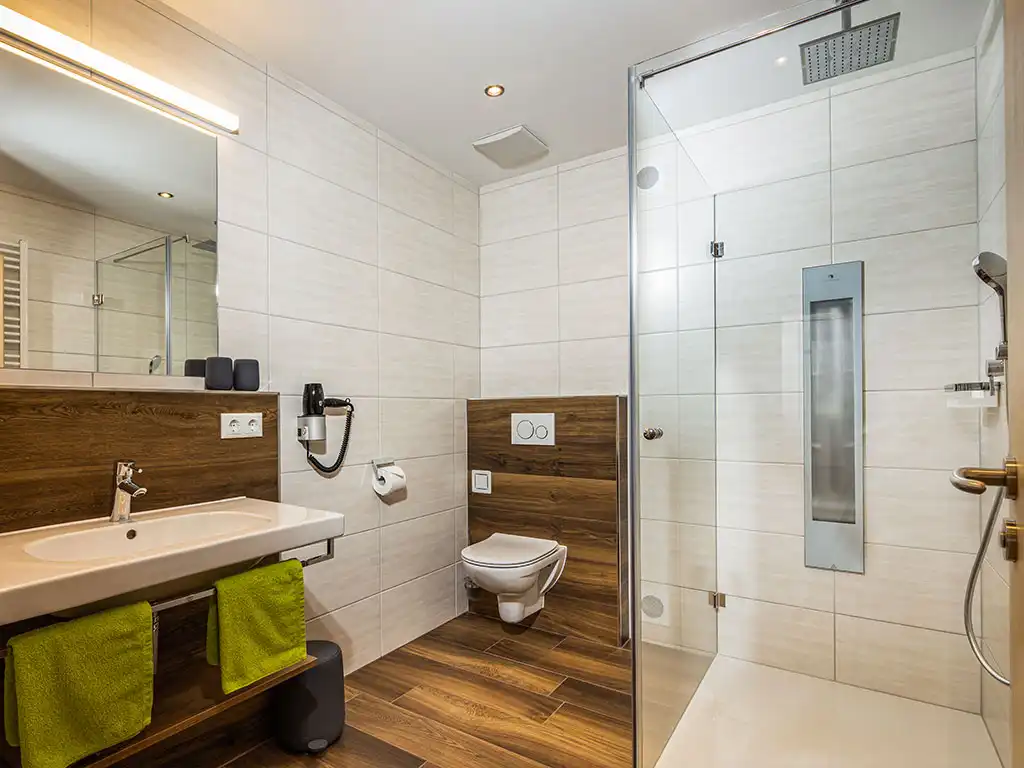 Badezimmer im Refugium R3 mit Rainshower-Dusche und integriertem Infrarotpaneel