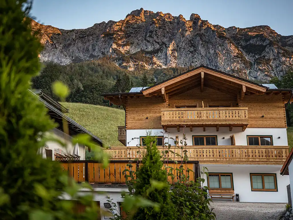 Das Refugium des Wörndlhofs am Hintersee vor den Berchtesgadener Bergen