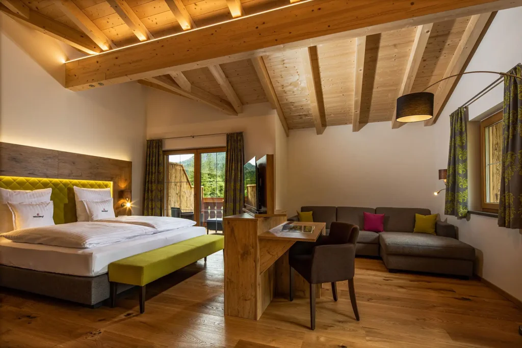 Wohlfühl-Suite Refugium R5 mit Boxspringbett, Kuschelcouch und Sichtdachstuhl im Wörndlhof